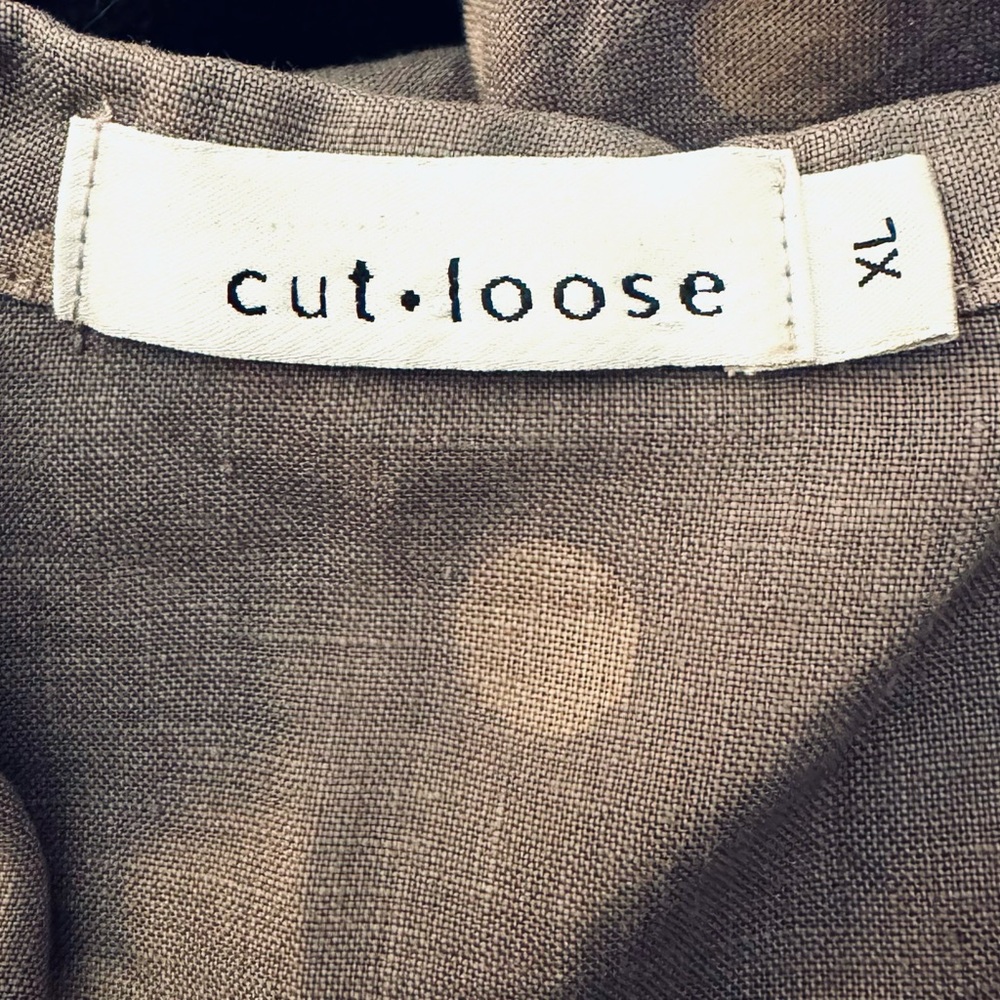Cut Loose 100% Linen Button Front Shirt in Taupe Polka Dot Bottom Half Pleated - Picture 7 of 8